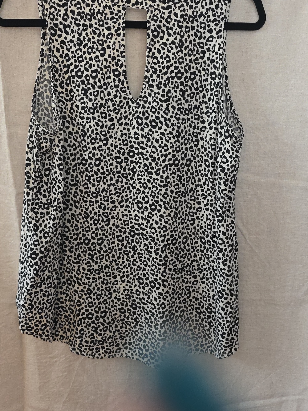 Sleeveless Black and White Leopard Print V-Neck Top - Picture 3 of 3